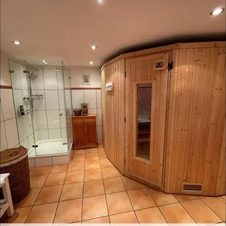 Kühles Souterrain Mit Privater Sauna Und Terrasse